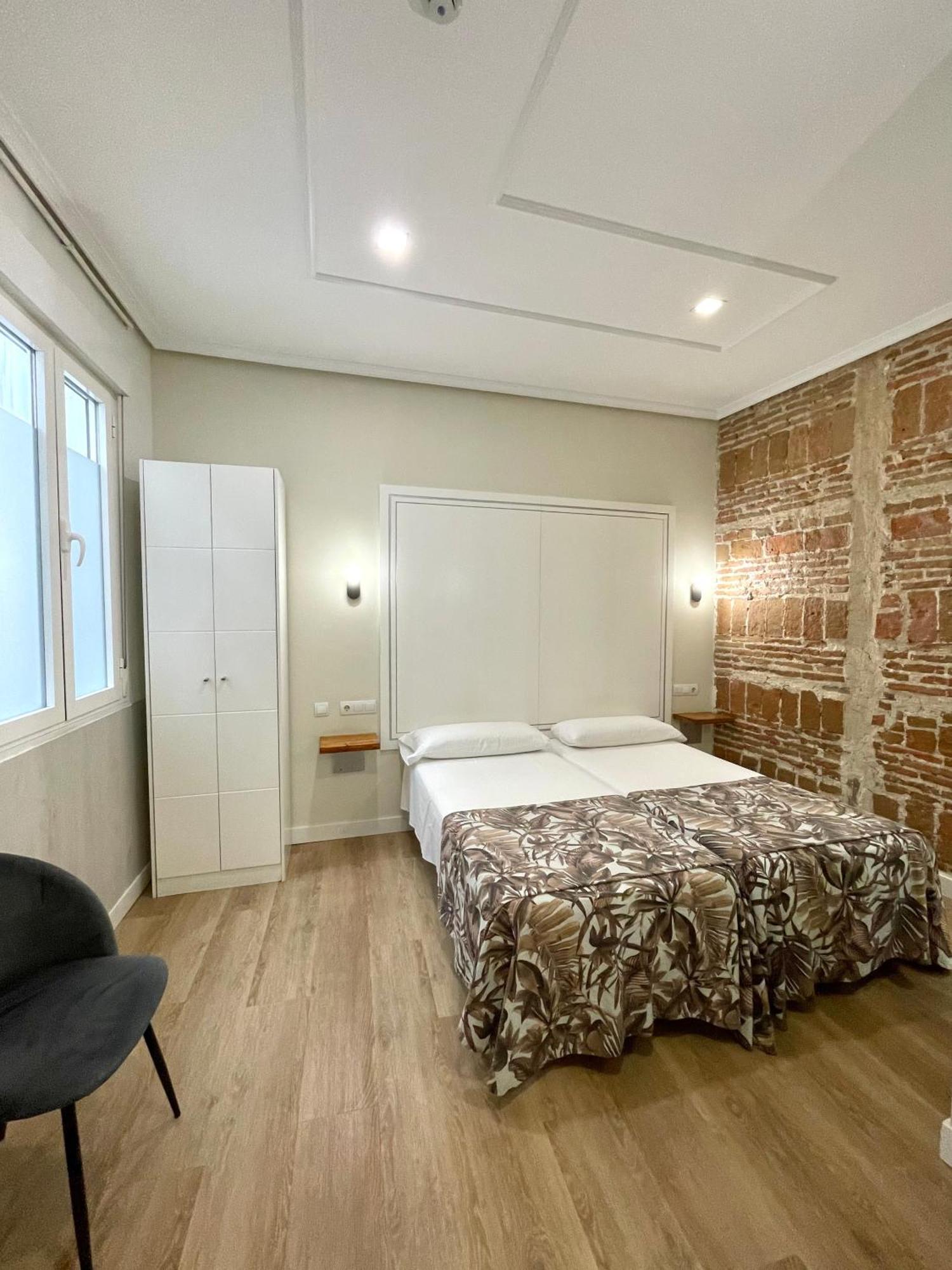 Quarto com 2 Camas de Solteiro e Banheiro Privativo